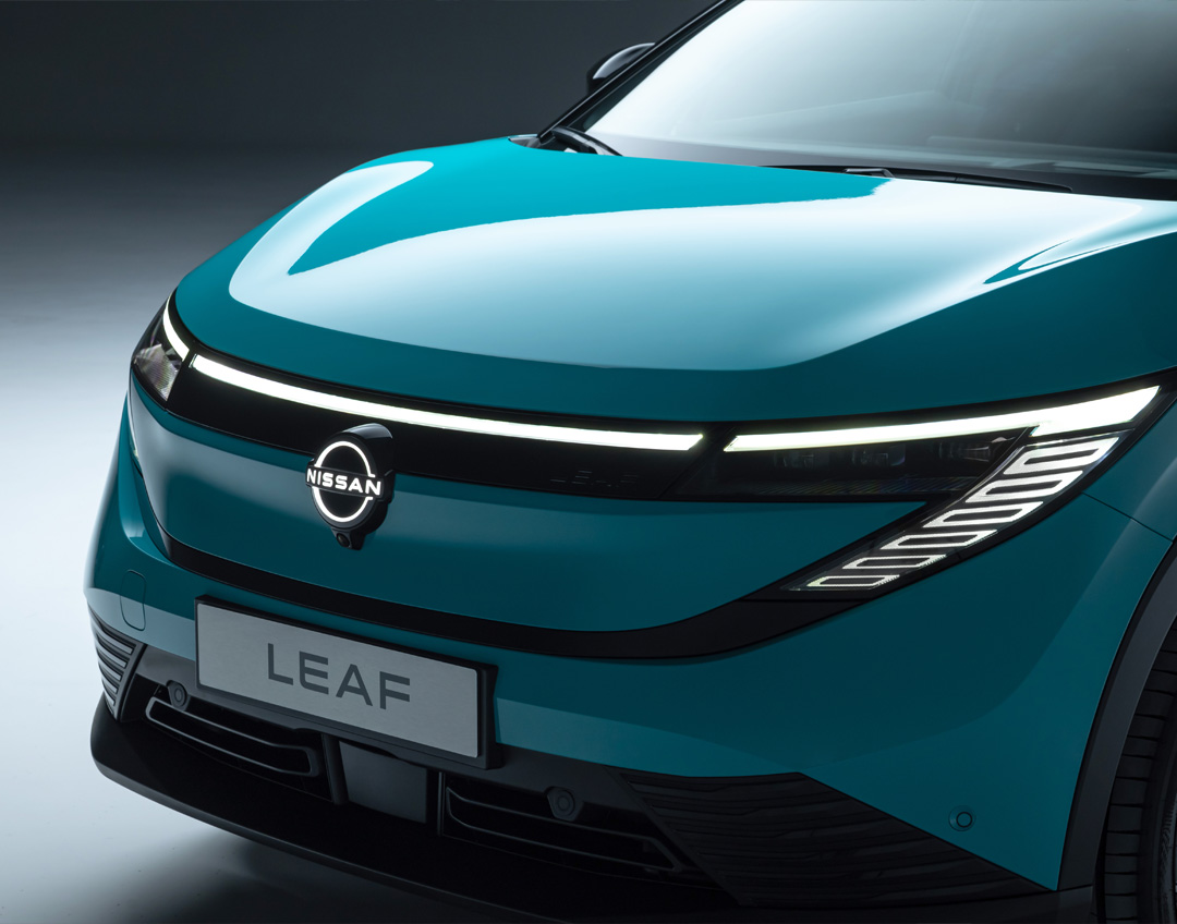 Nissan LEAF Elektroauto beim Schnellladen unterwegs